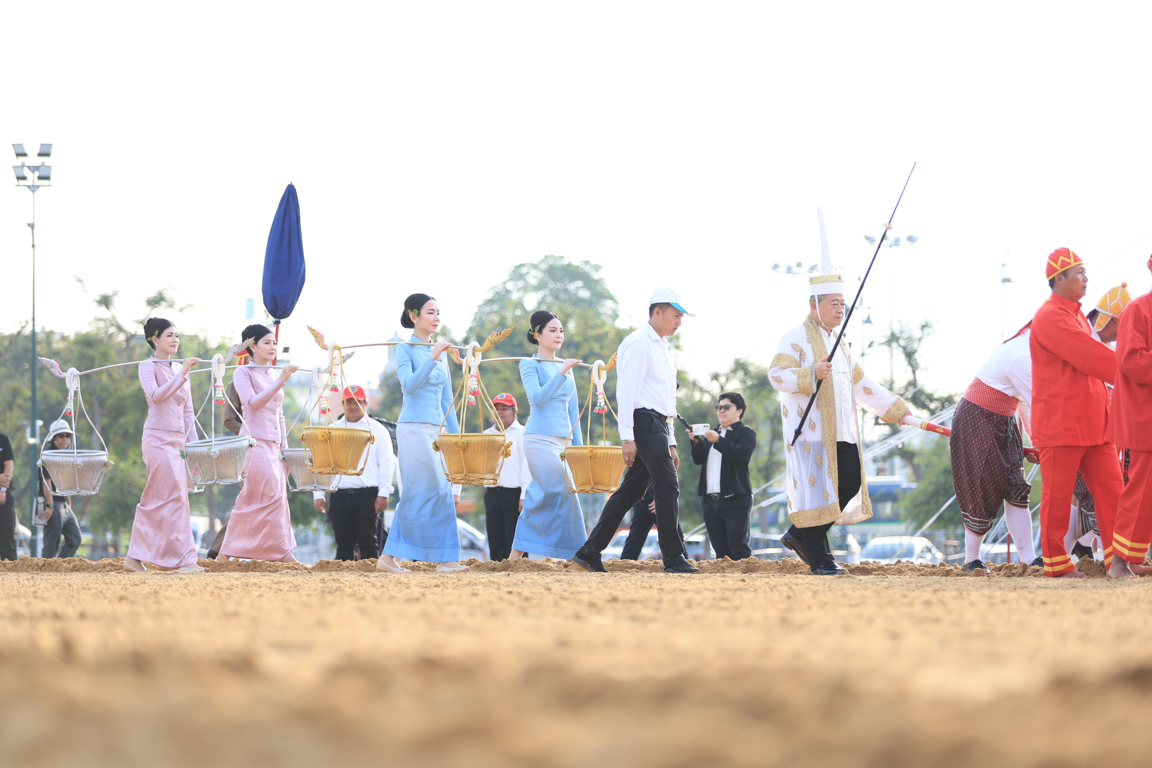 title - ส.ป.ก. ร่วมซ้อมใหญ่ ครั้งที่ 1 พระราชพิธีพืชมงคลจรดพระนังคัลแรกนาขวัญ ประจำปีพุทธศักราช 2569 